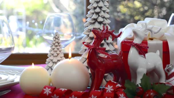 Elegante mesa de Navidad roja y blanca — Vídeos de Stock