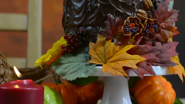 Πτώση των Ευχαριστιών πίνακα ρύθμιση με φθινόπωρο θέμα σοκολάτας κέικ — Αρχείο Βίντεο