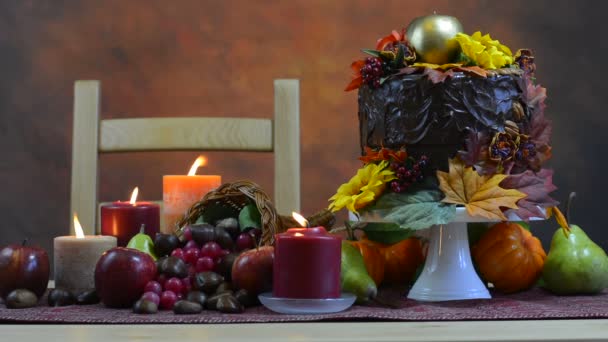 Őszi Hálaadás beállítása az őszi téma csokoládé torta — Stock videók