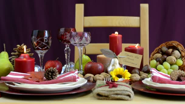 День благодарения стол с местом настройки и рога изобилия центральный — стоковое видео