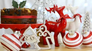 Neşeli Noel gıda masa meyve pasta ve Ren geyiği süslemeli
