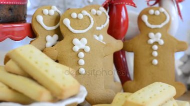 Zencefilli kurabiye adam ve pasta ile şenlikli Noel gıda tablo.