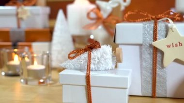 Neşeli Noel hediyeleri ve hediye paketleri bakır ve Beyaz Tema