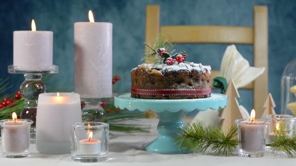 Mesa festiva de férias com bolo de frutas de Natal de estilo inglês — Vídeo de Stock