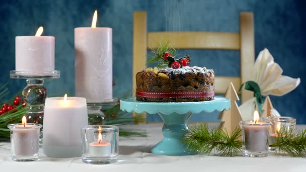 Feestelijke vakantie tabel met Engelse stijl Christmas cake van het fruit — Stockvideo