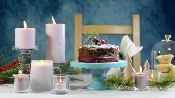 Feestelijke vakantie tabel met Engelse stijl Christmas cake van het fruit — Stockvideo