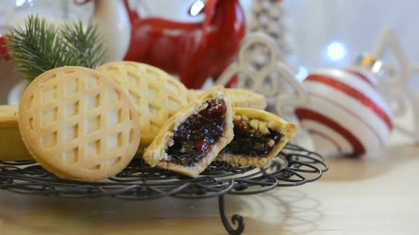 Mesa de comida navideña festiva con pasteles de carne de fruta de estilo inglés — Vídeos de Stock