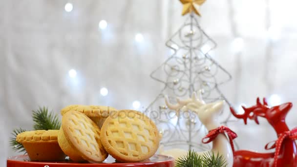 Mesa de comida navideña festiva con pasteles de carne de fruta de estilo inglés — Vídeos de Stock