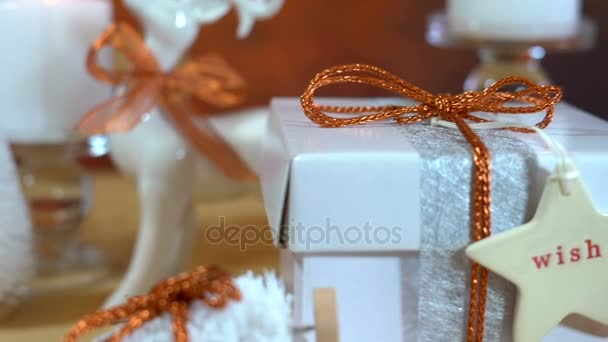 Regalos festivos de Navidad y envoltorio de regalo en cobre y tema blanco — Vídeos de Stock