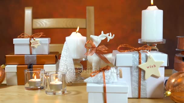 Праздничные рождественские подарки и упаковка подарков в медно-белой теме — стоковое видео