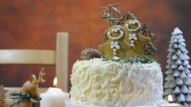 Feliz feriados sazonal chocolate branco & bolo de Natal de gengibre — Vídeo de Stock