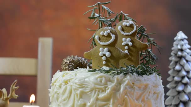 Felices fiestas de temporada de chocolate blanco y pan de jengibre pastel de Navidad — Vídeo de stock