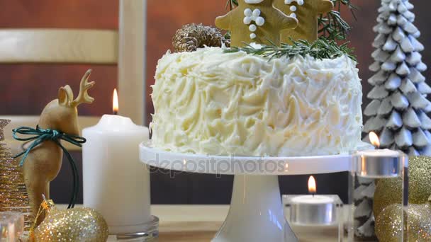 Felices fiestas de temporada de chocolate blanco y pan de jengibre pastel de Navidad — Vídeos de Stock