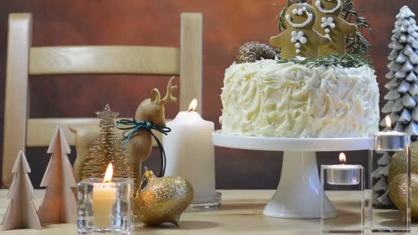 幸せな休日季節ホワイト チョコレート ・ ジンジャーブレッドのクリスマス ケーキ — ストック動画