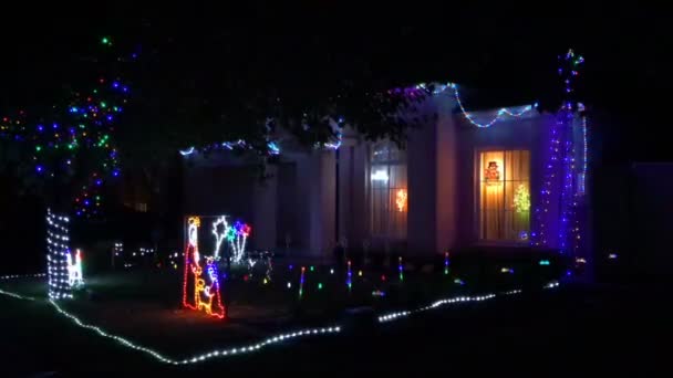 Satır evlerin şenlikli tatil Tema Noel ışıkları ile dekore edilmiştir. — Stok video