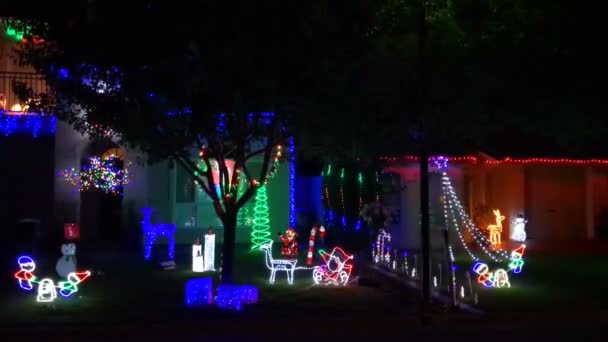 Rijen van huizen versierd met feestelijke vakantie thema Kerstverlichting — Stockvideo