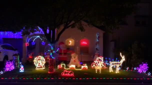 Rijen van huizen versierd met feestelijke vakantie thema Kerstverlichting — Stockvideo