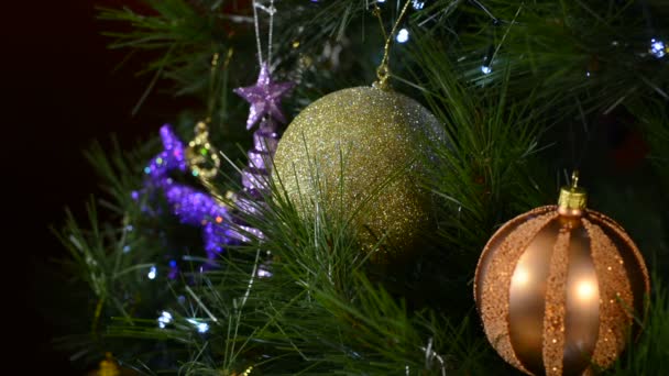 Karácsonyfa ékszer színes dekorációk pislákoló fények. — Stock videók