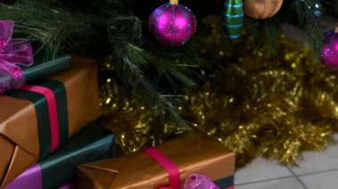  Mücevher renk süslemeleri ile sönen ışıkları ile Noel ağacı.