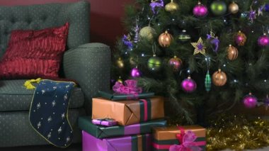  Mücevher renk süslemeleri ile sönen ışıkları ile Noel ağacı.