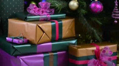  Mücevher renk süslemeleri ile sönen ışıkları ile Noel ağacı.