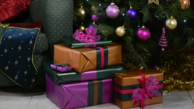  Mücevher renk süslemeleri ile sönen ışıkları ile Noel ağacı.
