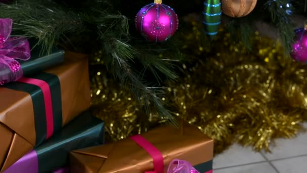 Weihnachtsbaum mit Schmuck farbigen Dekorationen mit funkelnden Lichtern. — Stockvideo