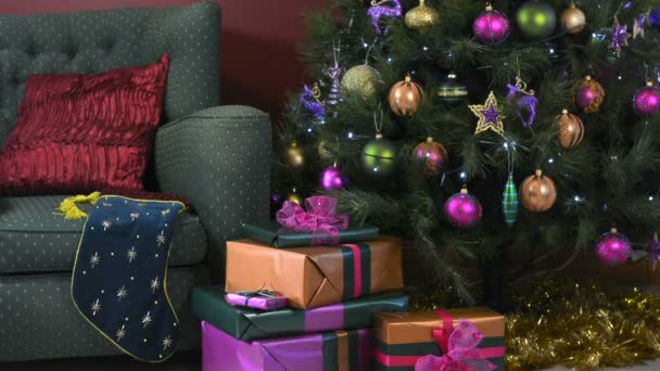 Árbol de Navidad con decoraciones en color joya con luces centelleantes . — Vídeo de stock