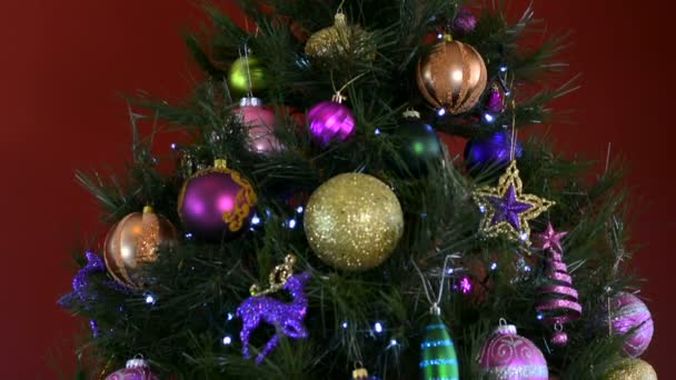 Christmas Tree with jewel color decorations with twinkling lights. — Stock Video