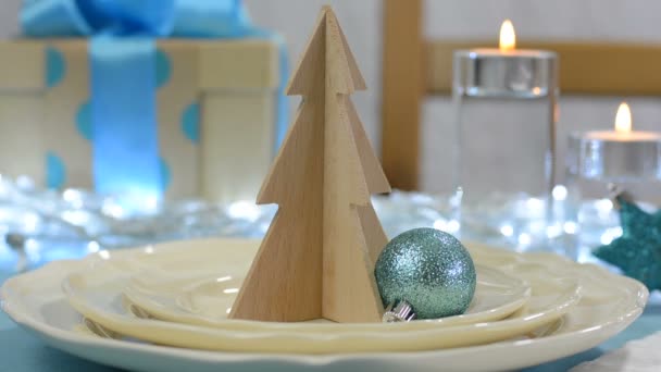 Стильная праздничная сервировка рождественского стола — стоковое видео
