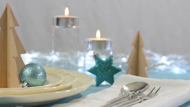 Elegante configuración de mesa de Navidad festiva — Vídeo de stock