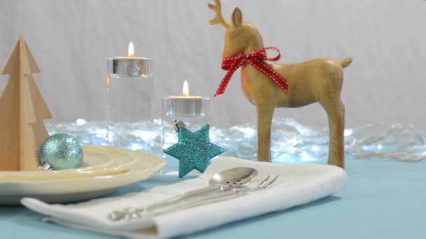 Стильная праздничная сервировка рождественского стола — стоковое видео