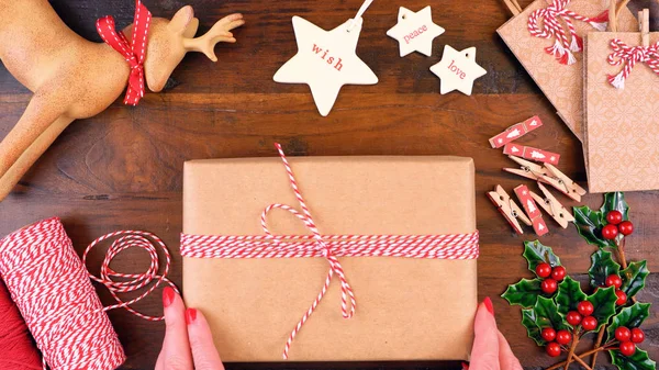 Christmas gift wrapping overhead achtergrond — Stockfoto