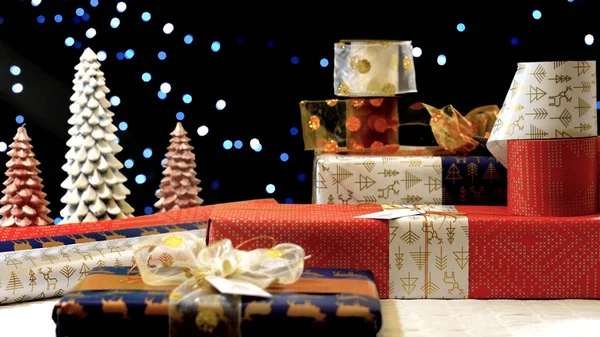 Stapelen van de giften van Kerstmis voor moderne verpakt — Stockfoto