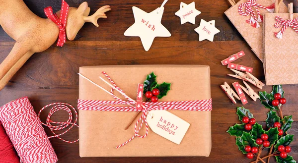 Weihnachten Geschenk Verpackung Overhead Hintergrund — Stockfoto