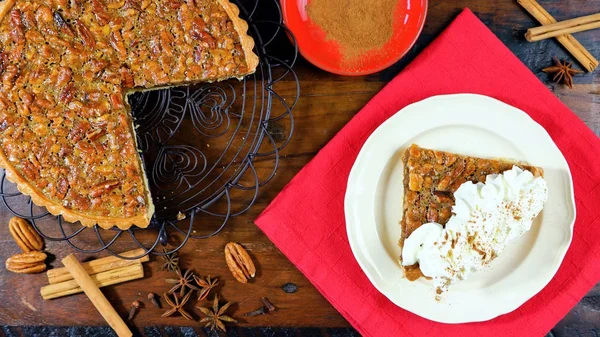 Amerikan tarzı cevizli pasta — Stok fotoğraf