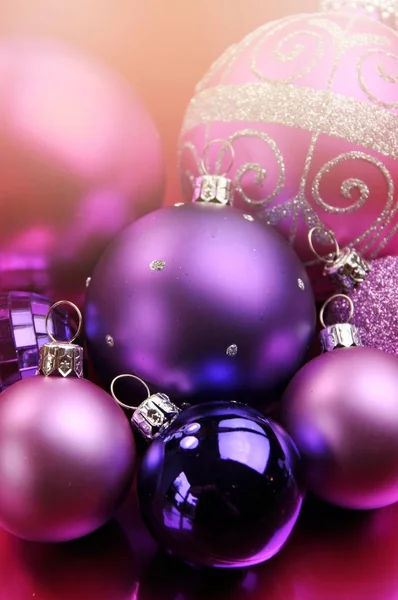 Pembe ve mor Noel dekorasyon baubles — Stok fotoğraf