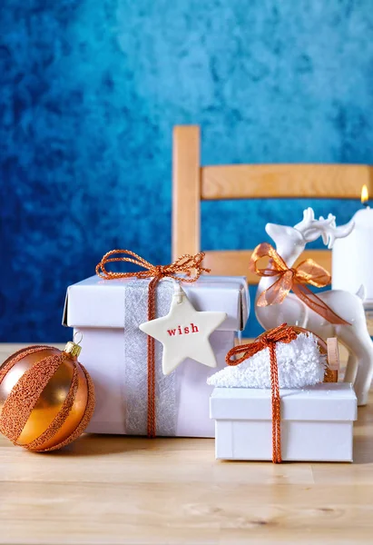 Fête de Noël en cuivre et cadeaux blancs — Photo