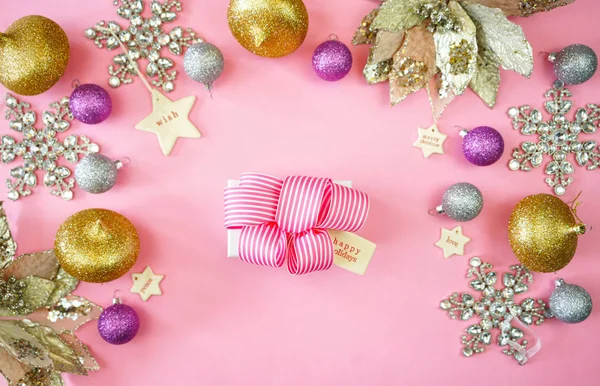 ピンクにゴールドとシルバーのクリスマス オーバーヘッド. — ストック写真
