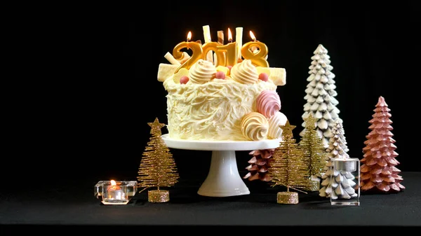 2018 frohes neues Jahr Showstopper Kuchen mit Kopierraum. lizenzfreie Stockfotos