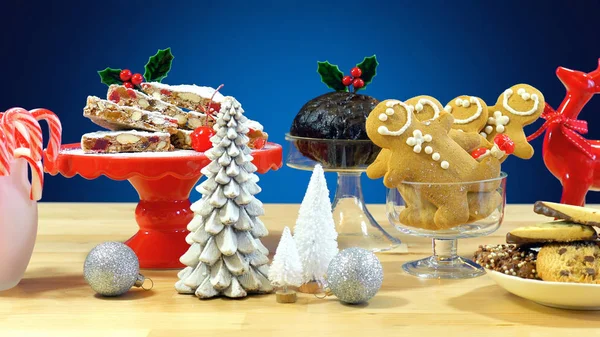 Feestelijke tafel met traditioneel Engels en Europese stijl kerst eten — Stockfoto