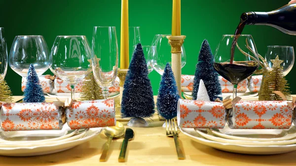Pranzo di Natale festivo tavola, versando vino . — Foto Stock