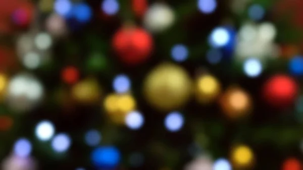 Боке разрядил огни праздничной рождественской елки — стоковое фото