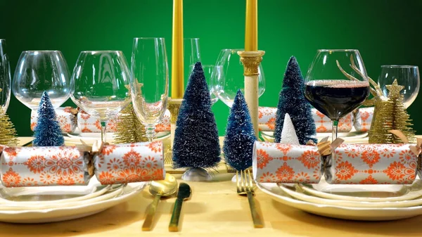 Festive Christmas lunch table in modern gold, copper, and white theme — Stock Photo, Image