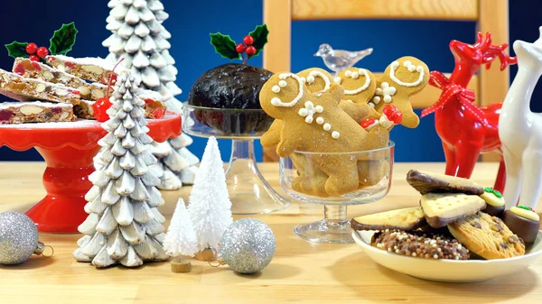 Feestelijke tafel met traditioneel Engels en Europese stijl kerst eten — Stockfoto