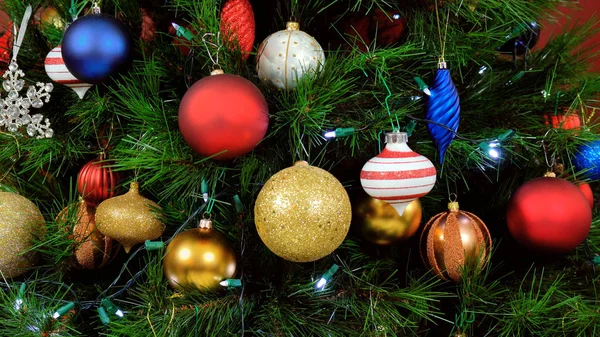 Árbol de Navidad festivo con decoraciones de colores brillantes —  Fotos de Stock