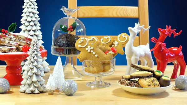 전통적인 영어와 유럽 스타일 크리스마스 음식 축제 테이블 — 스톡 사진