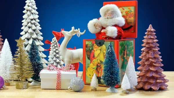 Weihnachtsstimmung mit Bäumen und alter Spieluhr. — Stockfoto