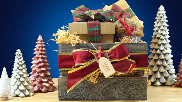 Large English style traditional Christmas hamper — Stock Photo, Image