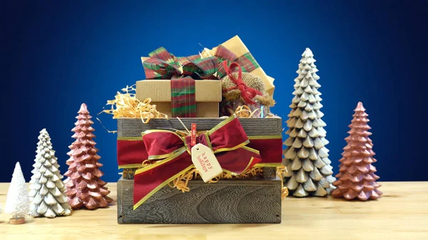 Gran cesta de Navidad tradicional de estilo inglés — Foto de Stock